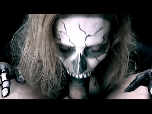 ❤️ Démonické dievča fajčí kokot svojimi čiernymi ústami a prehĺta semeno. ️ Šukanie video na sk.ladyxxxporno.ru ❤